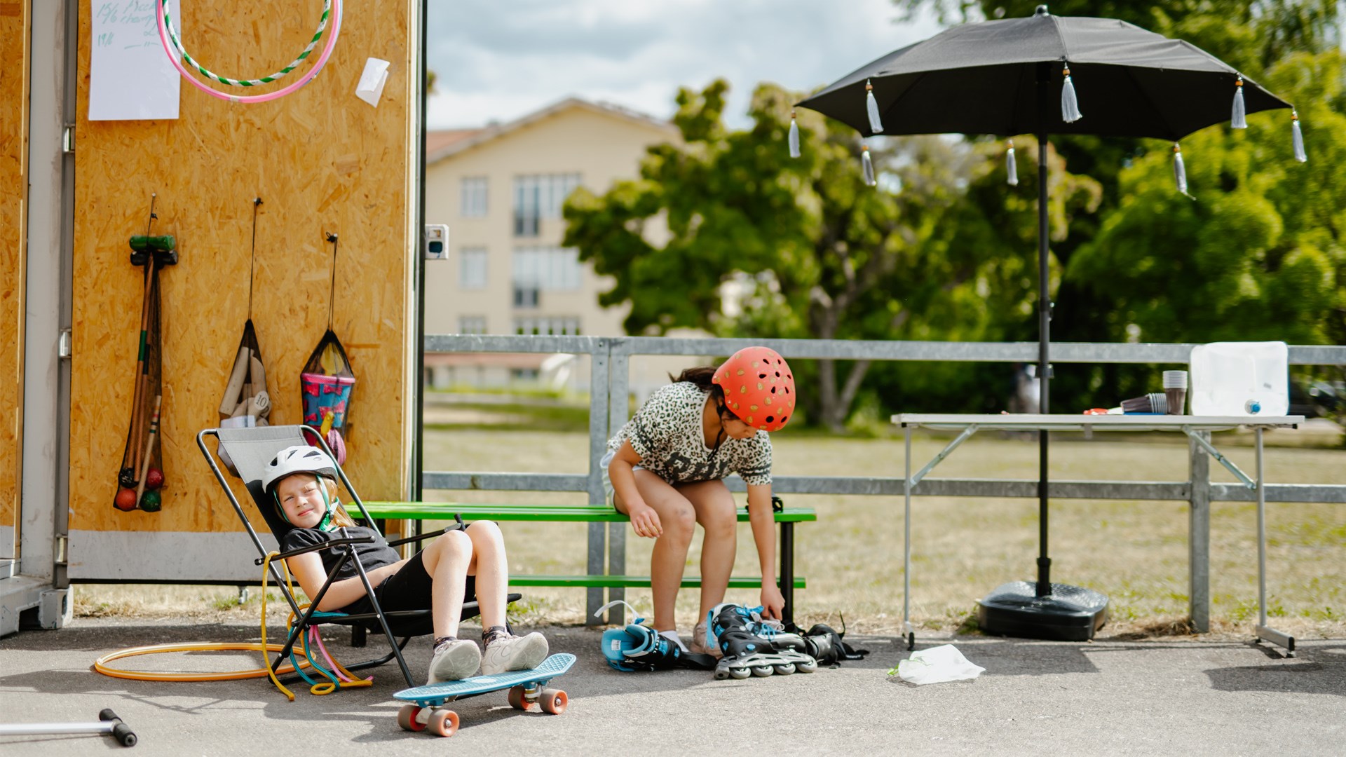 Två barn som provar fritidsutrustning