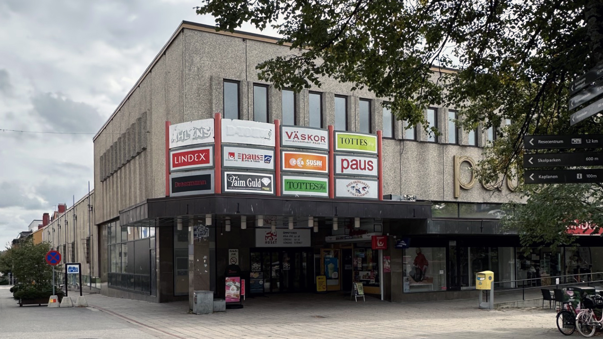 Byggnad med stor entré till butikslokaler