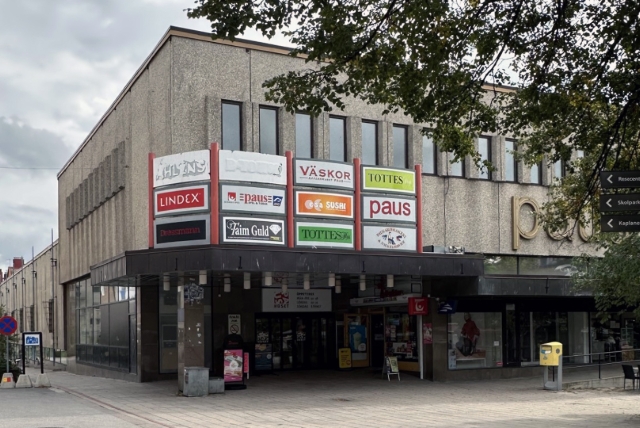 Byggnad med stor entré till butikslokaler