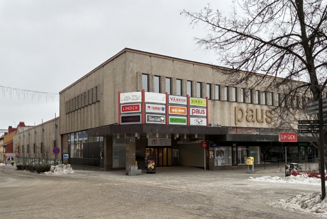 Paushuset sett från Stora torget i Enköping