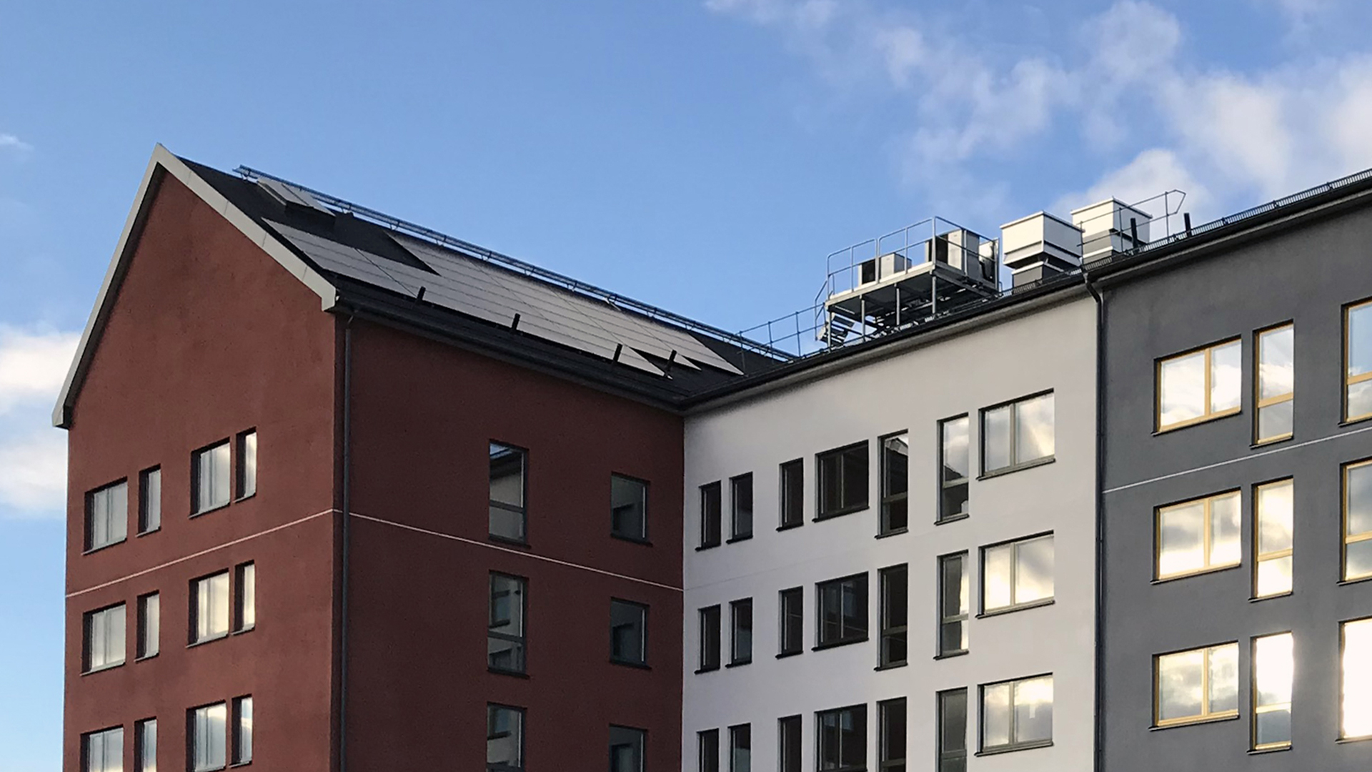 Flerfamiljshus med solceller på taket