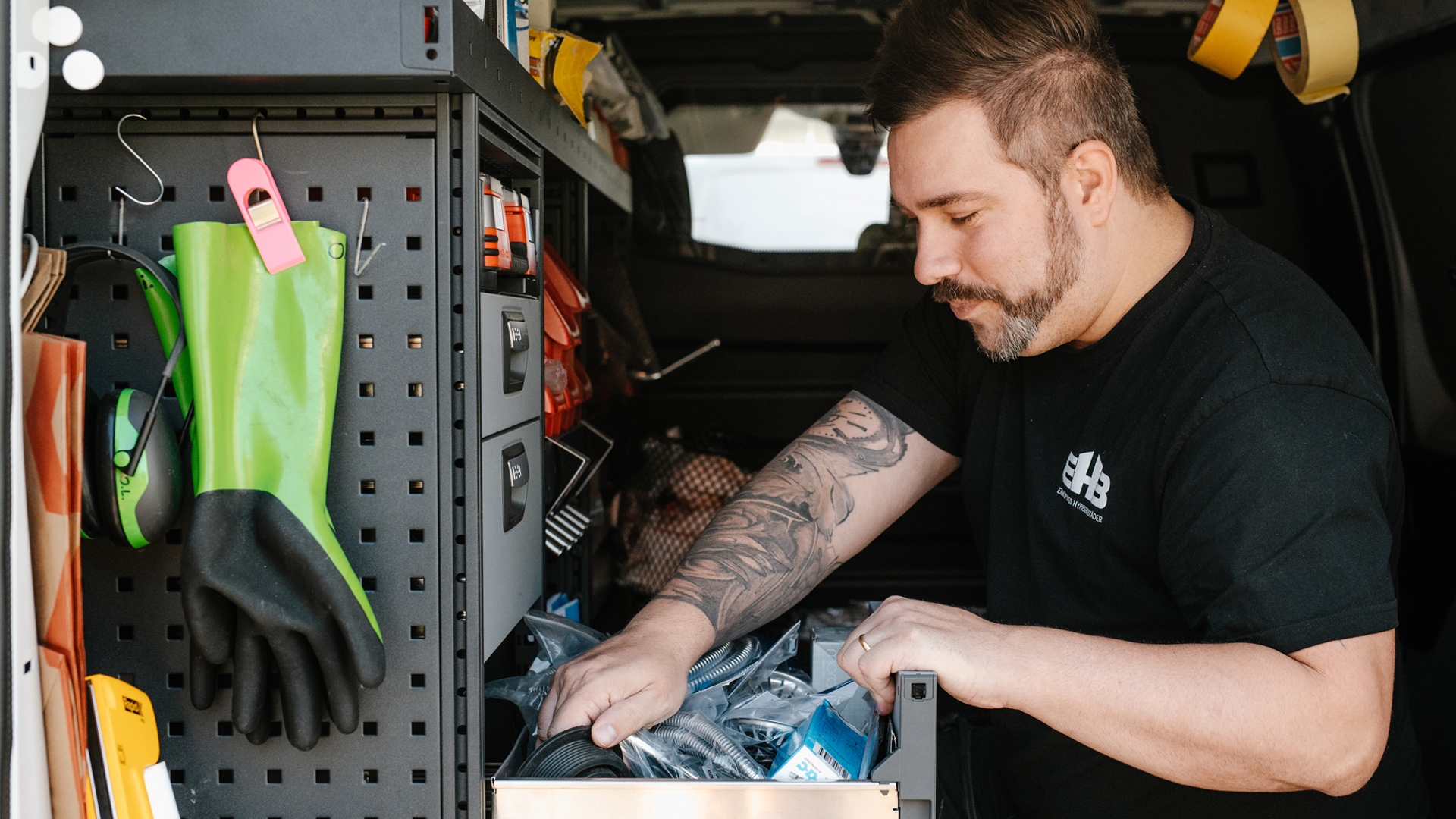 Reparatör som tar arbetsmaterial från en låda